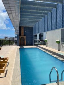 馬塞約的住宿－Apartamento Orla Pajuçara，建筑物屋顶上的游泳池