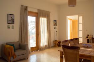 un salon avec une table et une chaise ainsi qu'une salle à manger dans l'établissement Sur la Plage Yenne, à Yenne-Todé