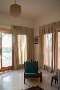 - un salon avec une chaise et une grande fenêtre dans l'établissement Sur la Plage Yenne, à Yenne-Todé