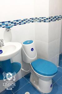 a bathroom with a toilet and a sink at Apartahotel Limsor Blue in San Andrés