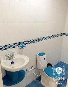 a bathroom with a sink and a toilet at Apartahotel Limsor Blue in San Andrés