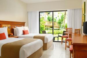 um quarto de hotel com duas camas e uma varanda em The Reef Coco Beach Resort & Spa- Optional All Inclusive em Playa del Carmen