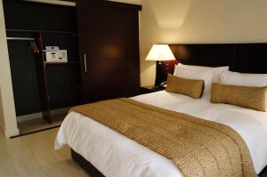 เตียงในห้องที่ Hotel Royal Kinshasa