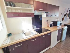 Kuchyňa alebo kuchynka v ubytovaní L'Escampette, Duplex T3, centre Luchon, wifi, casier à skis, 4 personnes