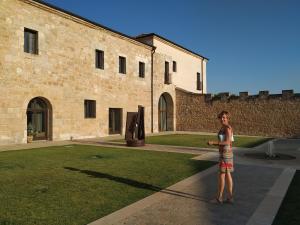 a young girl standing in front of a building at Casa Rural La Morena in Castroverde de Cerrato