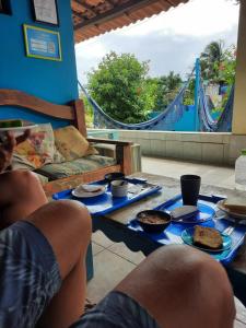 una mesa con comida en ella con un tobogán en el fondo en Casa Swell Hostel, en Fernando de Noronha