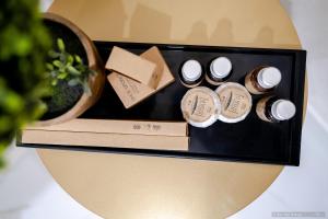 a black box with three differentiatesiatesiatesiatesiatesiatesktop at Tesa Boutique Hotel in Târgu Neamț
