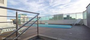 a balcony with a swimming pool on top of a building at Vista para a Orla de VV in Vila Velha