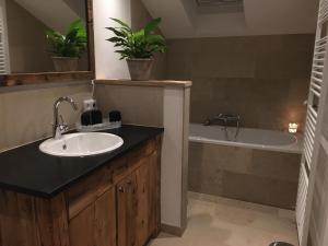 une salle de bains avec lavabo et baignoire dans l'établissement Ferienwohnung / Appartement Bergliebe, à Garmisch-Partenkirchen 39 autres photos