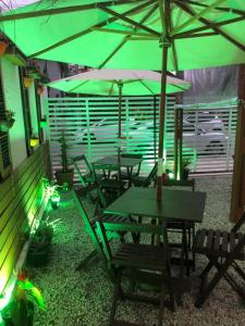 stół i krzesła z parasolem na patio w obiekcie Nosso Cantinho Canasvieiras w mieście Florianópolis