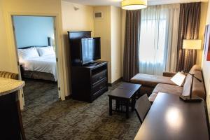 Postel nebo postele na pokoji v ubytování Staybridge Suites Minot by IHG