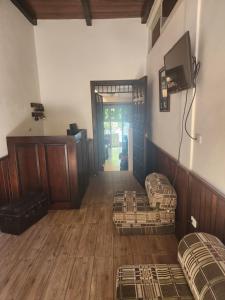 ein Wohnzimmer mit 2 Sofas und einem TV in der Unterkunft Hotel Casa de Don Francisco in Flores
