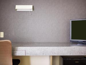 einen Schreibtisch mit einem Monitor und einem TV darauf in der Unterkunft Hotel Tsushima - Vacation STAY 84601v in Tsushima