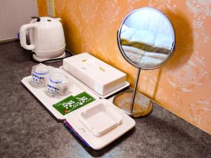 un miroir assis sur un comptoir à côté d'un évier dans l'établissement Hotel Tsushima - Vacation STAY 84601v, à Tsushima