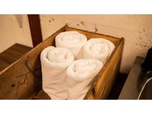 un grupo de toallas en una caja de madera en fan! -ABURATSU- Sports Bar & HOSTEL - Vacation STAY 78433v, en Nichinan
