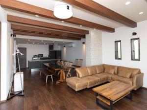 een woonkamer met een bank en een tafel bij Sumoto - Cottage - Vacation STAY 24974v in Sumoto