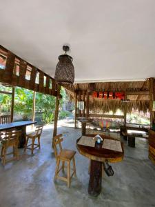 Zimmer mit einem Tisch und Stühlen sowie einem Tisch und einem Tisch in der Unterkunft Hotel Jasayma dentro del Parque Tayrona in El Zaino