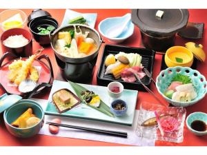 una mesa con platos de comida y tazones de comida en Manzatei - Vacation STAY 27687v, en Ogushi 19 fotos más