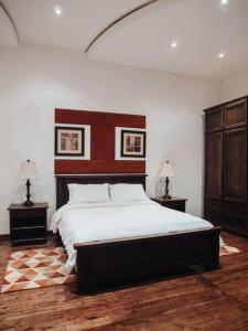 ein Schlafzimmer mit einem großen Bett und zwei Nachttischen in der Unterkunft La Quinta San Miguel-Located Between Two Volcanoes in Cotacachi