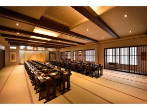 um grande salão de banquetes com mesas longas em Manzatei - Vacation STAY 27688v 