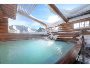 uma piscina de água numa cabana com neve em Manzatei - Vacation STAY 27688v 