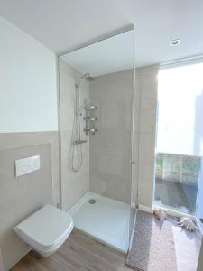 La salle de bains est pourvue d'une douche et de toilettes. dans l'établissement Homeboat Glamping, à Nieuport