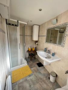 Kúpeľňa v ubytovaní Maisonnette avec escalier