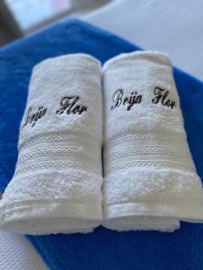 two white towels with the words brienham on them at Loft vista da serra in Serra de São Bento