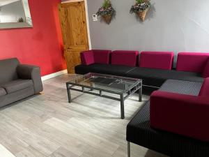 una sala d'attesa con divani e tavolino di Ovington Grove 2 fully equipped kitchen free parking 3 bedrooms Netflix a Newcastle upon Tyne
