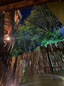 uma cerca de madeira com uma árvore ao fundo em Loba Tulum Male Only em Tulum