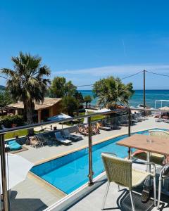 un resort con piscina e oceano di SunRose Beach Aparthotel ad Acharavi