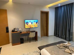 TV a/nebo společenská místnost v ubytování Wali's Suites