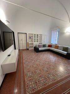 a living room with a couch and a carpet at Casa del Poeta in Riva Ligure