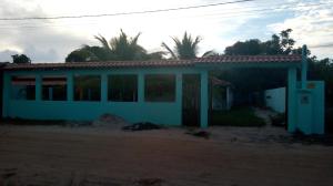 una casa azul en medio de un campo en Cantinho da Jô, en Barra Grande