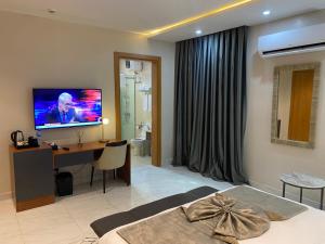 TV a/nebo společenská místnost v ubytování Wali's Suites