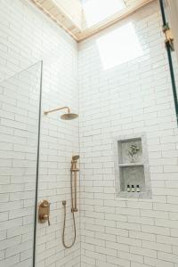 uma casa de banho com um chuveiro e uma porta de vidro em Calamigos Guest Ranch and Beach Club em Malibu