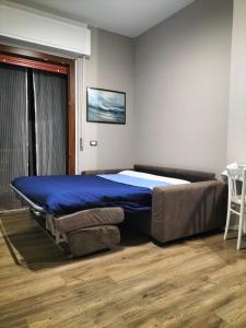 Un dormitorio con una cama grande en una habitación. en Appartamento Maraviglios Alghero, en Alghero