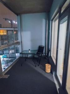 um quarto com uma mesa e uma cadeira num edifício em New Studio Mint near Airport em Vantaa