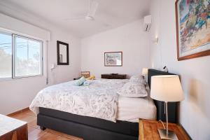 a bedroom with a bed and a window at Apartment Kornelius in Carvoeiro