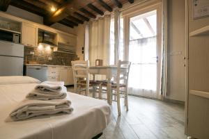 A kitchen or kitchenette at Fattoria Palazzeta - Pet & Family Friendly