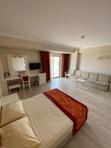 a large living room with a bed and a couch at Golden Sunset Hotel&spa in Kemer