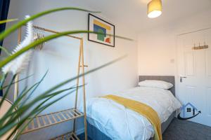 a bedroom with a bed and a plant at Franklin House 2 bed, king bed, parkingx2, workspace, wi-fi, corporates in Hardingstone