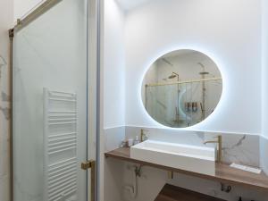 La salle de bains est pourvue d'un lavabo et d'un miroir. dans l'établissement Appartement chic proche Bellecour avec parking, à Lyon