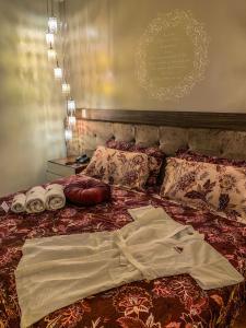 uma cama com um roupão por cima em Hotel Piratininga Avenida Amazonas - Rondonópolis em Rondonópolis
