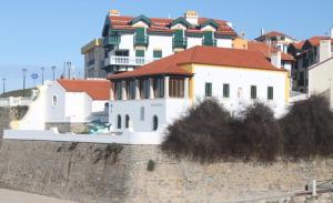 ein Gebäude an der Seite einer Wand in der Unterkunft A Casa de São Pedro de Moel in São Pedro de Muel