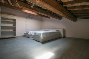 A bed or beds in a room at Fattoria Palazzeta - Pet & Family Friendly