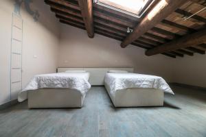 A bed or beds in a room at Fattoria Palazzeta - Pet & Family Friendly