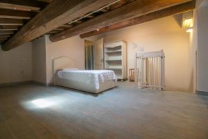 A bed or beds in a room at Fattoria Palazzeta - Pet & Family Friendly