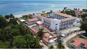 een luchtfoto van een resort aan het strand bij Maui Beach Residence, 3 quartos, Tamandaré PE in Tamandaré