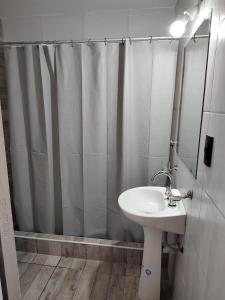 baño con lavabo y cortina de ducha en CABAÑA PEÑA D' BACO en San Rafael